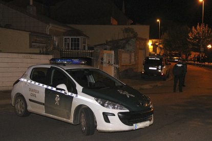 Un cotxe de la Guàrdia Civil al costat de l’habitatge on es van trobar els cadàvers a Lleó.