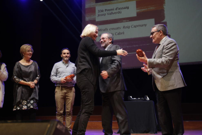 Els màxims representants de la Paeria i la Diputació van entregar ahir a l’Auditori de Lleida els premis Vallverdú i Màrius Torres.