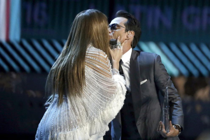Actuació de Carlos Vives a la gala dels Grammy Llatins al T-Mobile Arena de Las Vegas i el petó entre Jennifer López i Marc Anthony.