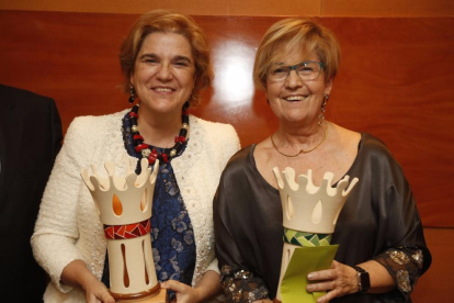 Pilar Rahola i Montse Parra ahir amb els guardons a la 22a edició de la Nit de la Sardana.