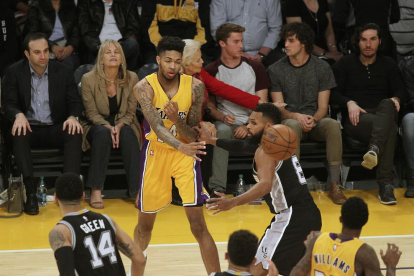 Una acción del partido que enfrentó a los Lakers y a los Spurs.