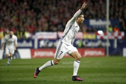 Cristiano Ronaldo celebra un dels tres gols que va anotar al Calderón.