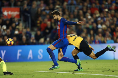 Gerard Piqué, que va jugar els últims minuts fent de davanter, va tenir les millors oportunitats per al Barça i fins i tot li van anul·lar un gol legal.