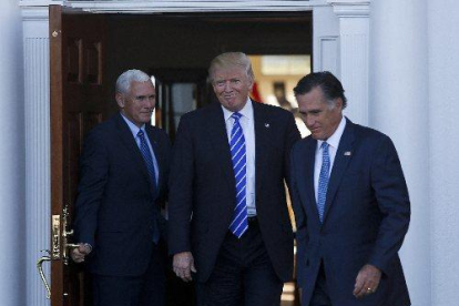 Romney surt d’una reunió amb Trump i Pence al Trump International Golf Club de Nova Jersey.