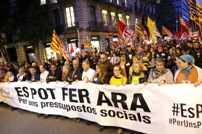 Protesta ‘social’  ■  Unas 3.000 personas según la Guardia Urbana acudieron ayer a la manifestación convocada por sindicatos y entidades sociales de Catalunya por unos Presupuestos que impulsen las políticas sociales bajo el lema ‘Es pot fer ara’.
