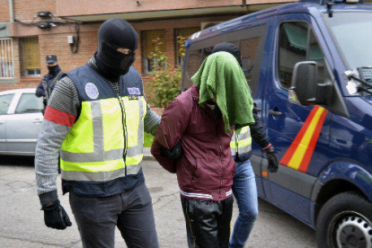 Imatge de la detenció d’un dels marroquins ahir al carrer Paseo de los Castellanos de Madrid.