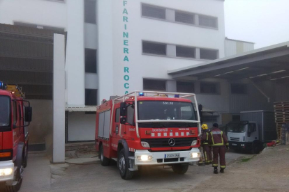 Los Bomberos extinguen un incendio en una harinera de Agramunt