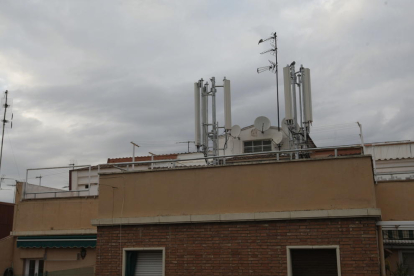 Antenas de telefonía móvil en una azotea de Lleida.