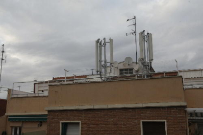Antenes de telefonia mòbil en un terrat de Lleida.
