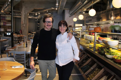 Jordi Barri i Teresa Carles, ahir, al restaurant de Lleida que va obrir fa un any.