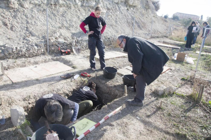 Investigadores del proyecto participaron ayer en la exhumación de una de las tumbas experimentales en Sant Martí de Maldà. 