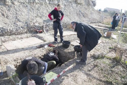 Investigadors del projecte van participar ahir en l’exhumació d’una de les tombes experimentals a Sant Martí de Maldà.