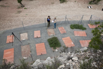 Investigadores del proyecto participaron ayer en la exhumación de una de las tumbas experimentales en Sant Martí de Maldà. 