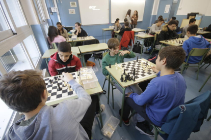 Alumnes de segon d’ESO de l’institut Samuel Gili i Gaya jugant als escacs en una classe de matemàtiques.