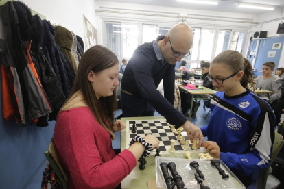 Alumnos de segundo de ESO del instituto Samuel Gili i Gaya jugando al ajedrez en una clase de matemáticas.