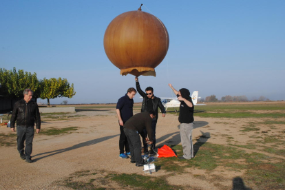 Estudiantes y curiosos observaban ayer el lanzamiento del globo sonda en las instalaciones del club de vuelo La Serra de Mollerussa.