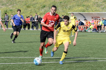 El capitán del Balaguer y autor del único gol de ayer, Isaac, controla el balón con el pecho ante la presión de dos jugadores del Santboià.