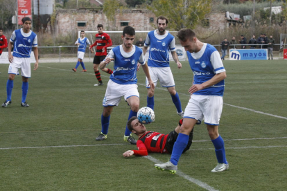 Un futbolista del Morell trata de controlar ante la oposición de un jugador del EFAC Almacelles. 