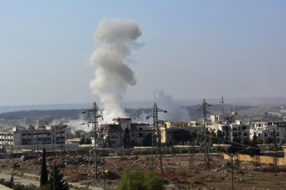 Imagen de una columna de humo tras un ataque en Alepo.