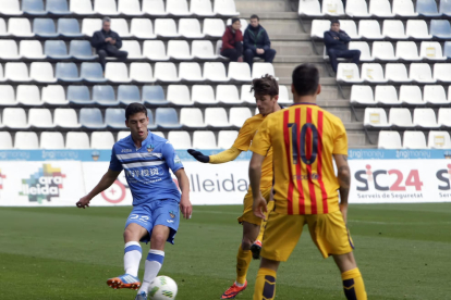 El lleidatà Xavi Quintillà, que va estar molt actiu davant dels seus excompanys, es llança als peus d’un jugador del Barça B.