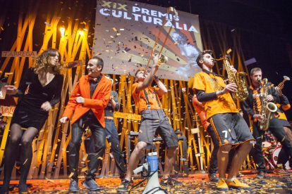 Imagen de familia de los galardonados y organizadores.