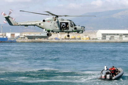 Un helicóptero británico sobrevuela Gibraltar, en un simulacro.