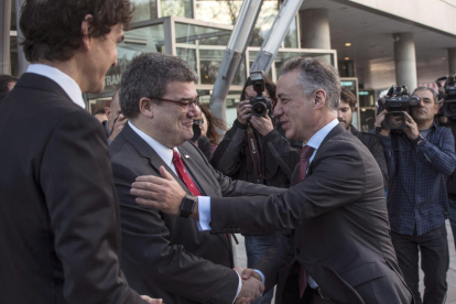 El lehendakari en funciones, Iñigo Urkullu (derecha), saluda al alcalde de Bilbao, Juan María Aburto.