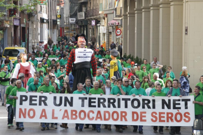 Imatge d’arxiu d’una manifestació contra el dipòsit de residus de Seròs.