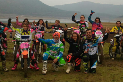 Parte de las participantes en el estage de la Federación posan con los técnicos que lo dirigieron con el embalse de Rialb al fondo.