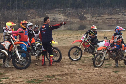 Parte de las participantes en el estage de la Federación posan con los técnicos que lo dirigieron con el embalse de Rialb al fondo.