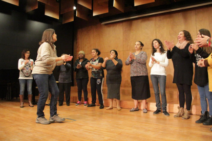Una vintena d’alumnes del col·legi Cervantes participen en un taller de cant coral.