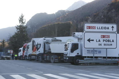 Camiones parados el lunes en El Pont de Suert por el accidente. 