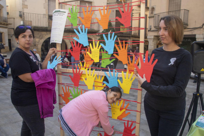 Classe de zumba ahir a l’IES Ronda, en una de les activitats organitzades a Lleida. A la dreta, paraules sobre l’estat emocional a Tàrrega.