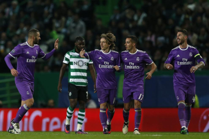 Benzema celebra su gol con Modric, Lucas Vázquez y Sergio Ramos.