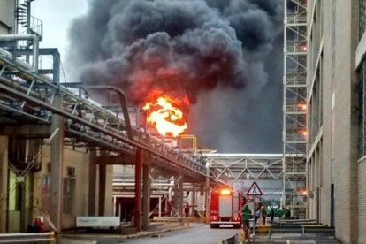Imatge del foc a la fàbrica Plastiverd.