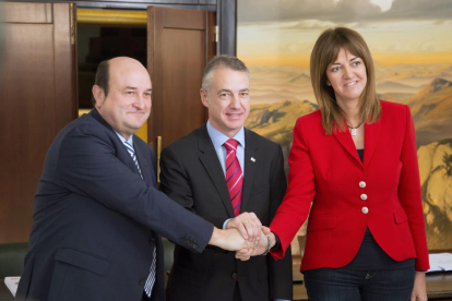 Andoni Ortuzar, Iñigo Urkullu e Idoia Mendia tras la firma del acuerdo de investidura.