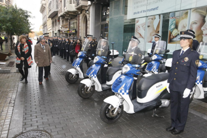 Ros y Mestres, pasando revista a la Guardia Urbana, ayer en la festividad de Santa Cecília. 