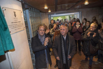 Narcís Saladrigues, ayer junto al alcalde, en el momento de descubrir la placa en su honor. 