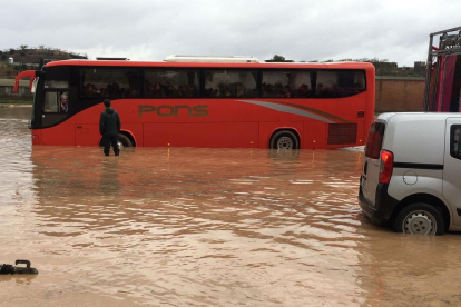 L'aigua ha immobilitzat un autocar a Arbeca