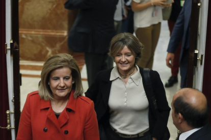 Les ministres d’Ocupació, Fátima Báñez, i Agricultura, Isabel García Tejerina, ahir al Congrés.