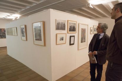 Garcia y el alcalde de Agramunt, Bernat Solé, en la exposición de la Fundació Viladot. 