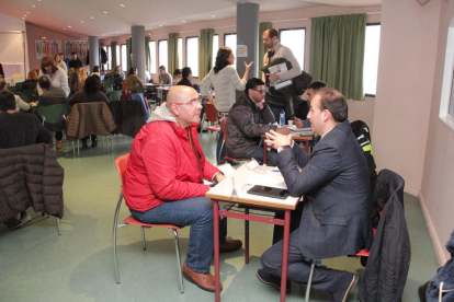 Una veintena de empresas y 150 demandantes de trabajo, en el primer Meeting Point en Lleida