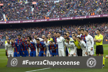 Jugadores de Barça y Madrid rindieron homenaje al Chapecoense en el clásico del pasado sábado.