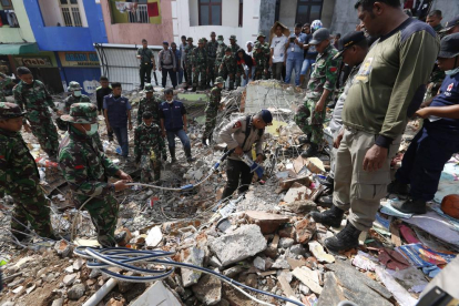 Miembros de los servicios de rescate buscan supervivientes tras el terremoto en Indonesia.