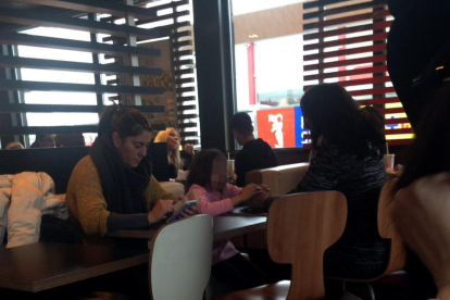 La niña, su madre  y su tía fueron vistas el sábado en un restaurante de comida rápida de Lleida.