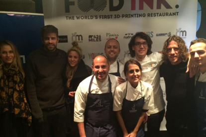 El equipo del restaurante de Bellvís posa junto a Piqué, Shakira, Puyol y Vanesa Lorenzo tras la cena. 