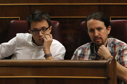 Íñigo Errejón y Pablo Iglesias, en un pleno del Congreso de los Diputados.