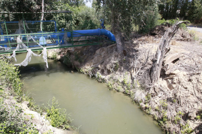 Vista del canal junto al río Segre donde se produjo el accidente mortal la tarde del sábado. 