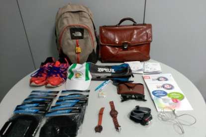 Los objetos recuperados en la casa del detenido por los Mossos acusado de tres robos con fuerza. 