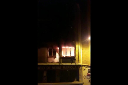 Vídeo de l’incendi de la Mariola gravat per un veí.